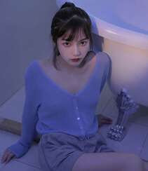 穿着衣服在浴缸里玩水的纯美少女湿身写真图片