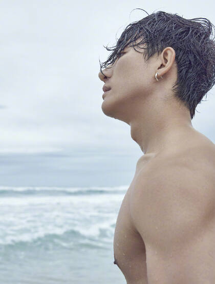 黄轩大海里玩冲浪健身写真，半裸上身大秀完美肌肉身形