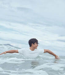 黄轩大海里玩冲浪健身写真，半裸上身大秀完美肌肉身形组图2