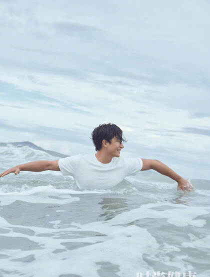 黄轩大海里玩冲浪健身写真，半裸上身大秀完美肌肉身形