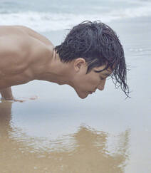 黄轩大海里玩冲浪健身写真，半裸上身大秀完美肌肉身形组图7