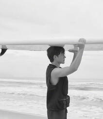 黄轩大海里玩冲浪健身写真，半裸上身大秀完美肌肉身形组图8