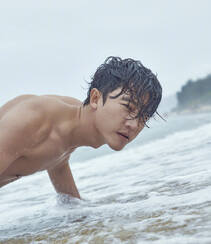 黄轩大海里玩冲浪健身写真，半裸上身大秀完美肌肉身形组图9