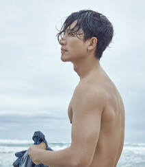 黄轩大海里玩冲浪健身写真，半裸上身大秀完美肌肉身形组图12