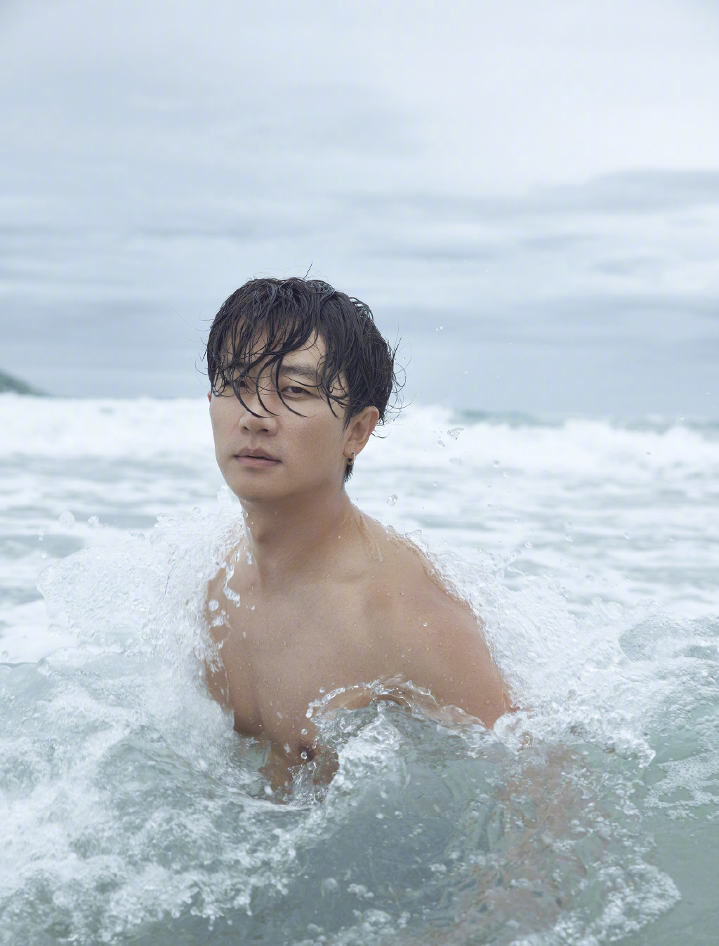 黄轩大海里玩冲浪健身写真，半裸上身大秀完美肌肉身形图片