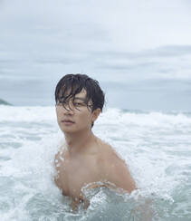 黄轩大海里玩冲浪健身写真，半裸上身大秀完美肌肉身形组图13