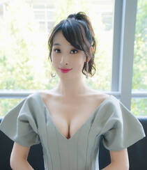 台湾美女演员张馨比性感低胸装写真，尽显丰满事业线组图1