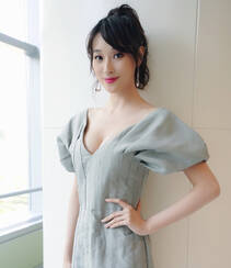 台湾美女演员张馨比性感低胸装写真，尽显丰满事业线组图3