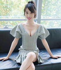 台湾美女演员张馨比性感低胸装写真，尽显丰满事业线组图2