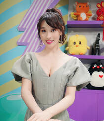 台湾美女演员张馨比性感低胸装写真，尽显丰满事业线组图4