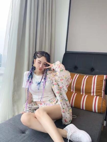 李小璐晒嘻哈风格穿搭自拍美照，挑战脏辫发型，少女心满满