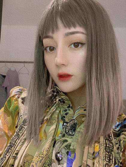 迪丽热巴晒自拍照，齐刘海加长发发型，表情凝固，酷似可爱芭比娃娃