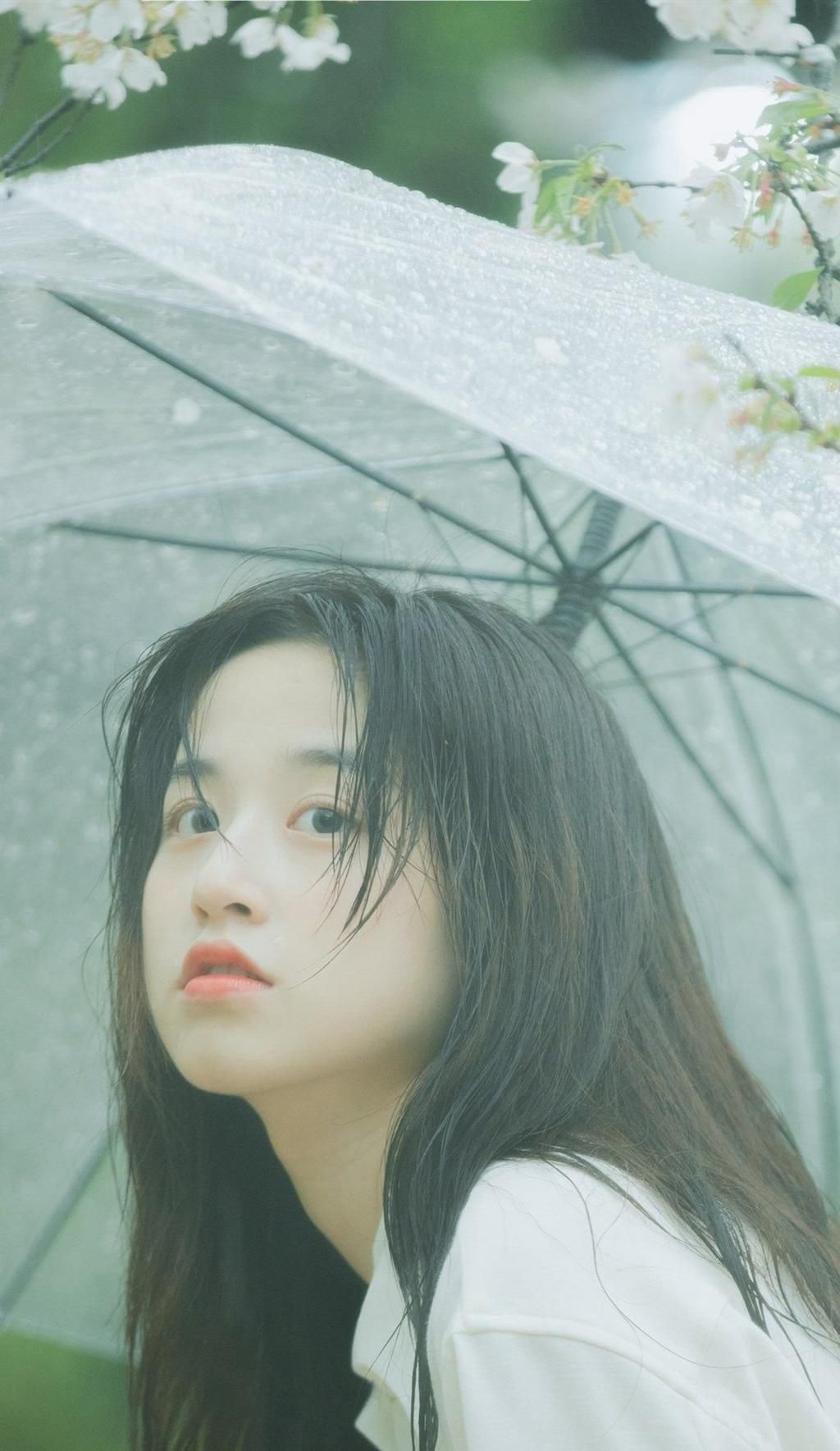 手拿雨伞的清纯白衣少女优优下雨天户外摄影写真美图套图1