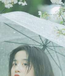 手拿雨伞的清纯白衣少女优优下雨天户外摄影写真美图组图1