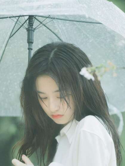 手拿雨伞的清纯白衣少女优优下雨天户外摄影写真美图