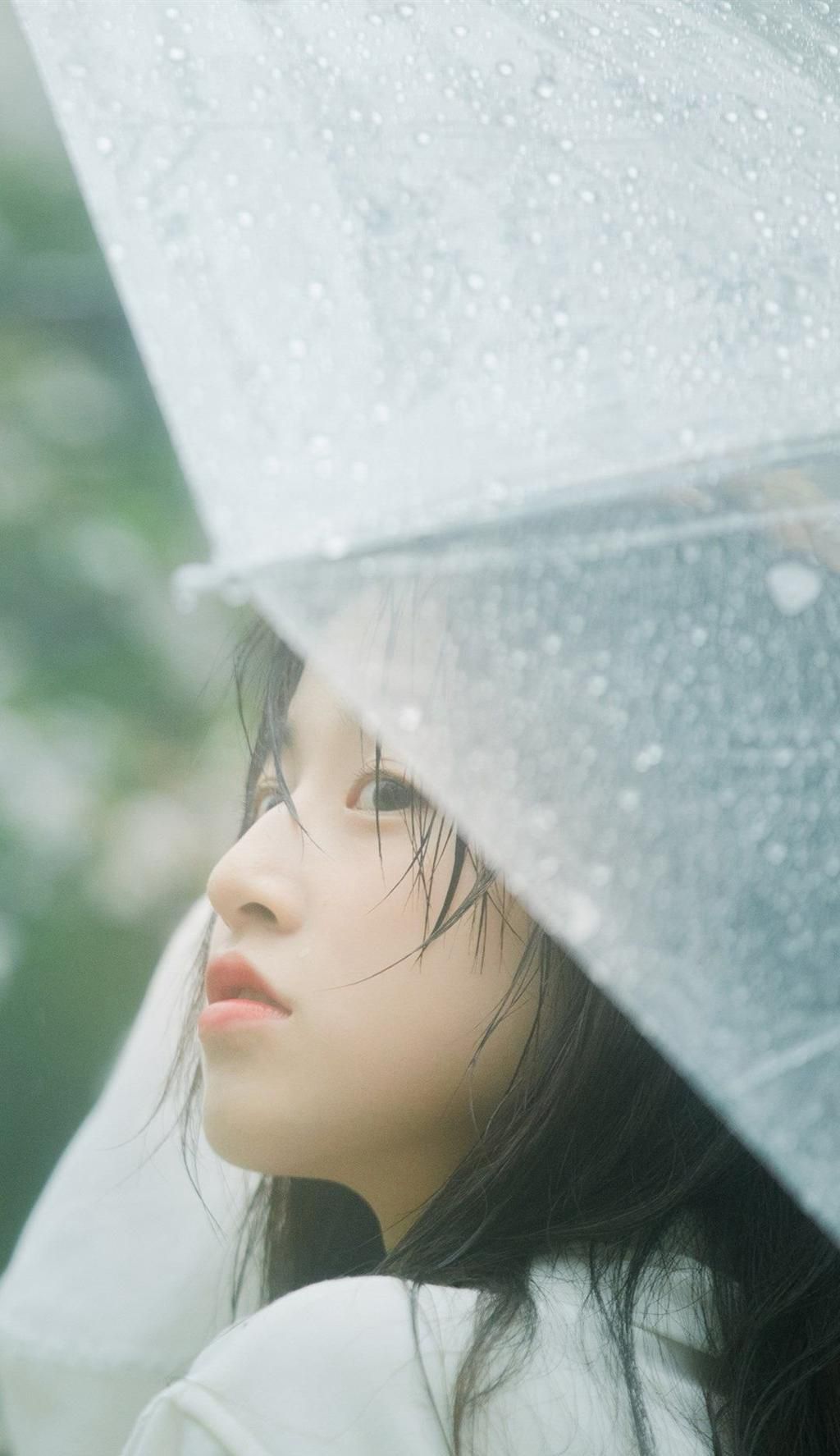 手拿雨伞的清纯白衣少女优优下雨天户外摄影写真美图图片