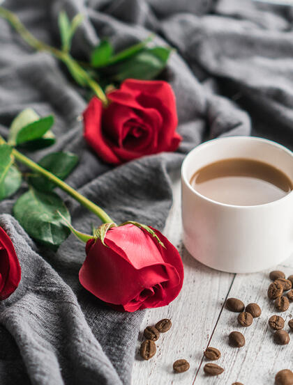 在一张桌子上的玫瑰和咖啡小清新图片