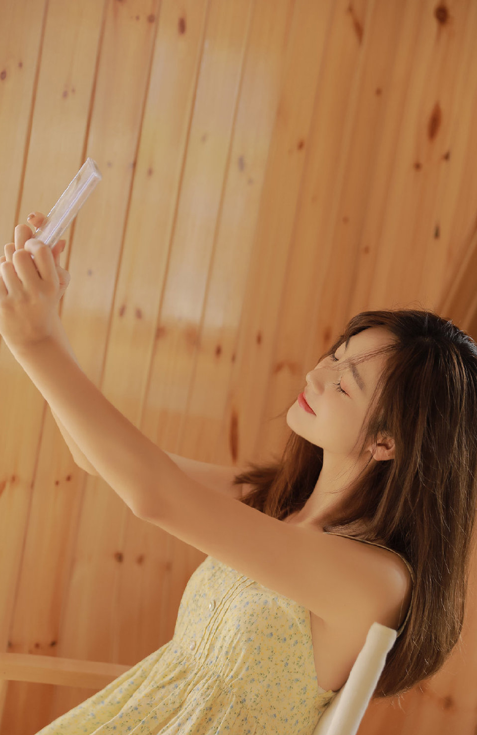 岁月静好，温柔以待，小木屋里漂亮的吊带碎花长裙美女诱人写真套图套图2