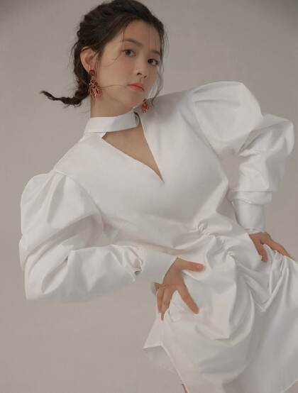 福建美女歌手陈昊宇全白LOOK衣裙，长筒靴姿态俏皮可爱写真图片