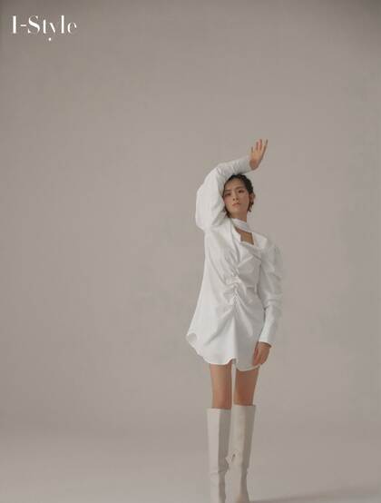 福建美女歌手陈昊宇全白LOOK衣裙，长筒靴姿态俏皮可爱写真图片