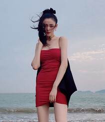 张天爱一袭紧身吊带红裙现身海边沙滩性感生活照片