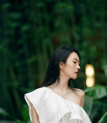 童瑶修长身材搭配白裙温柔大方、随性优雅写真图片组图2