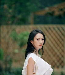 童瑶修长身材搭配白裙温柔大方、随性优雅写真图片组图3