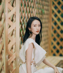 童瑶修长身材搭配白裙温柔大方、随性优雅写真图片组图6