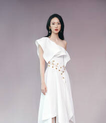 童瑶修长身材搭配白裙温柔大方、随性优雅写真图片组图5