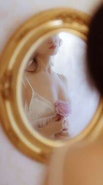 镜子里的女人，怀抱鲜花，不露脸，半裸，超高清美女手机壁纸图片组图3
