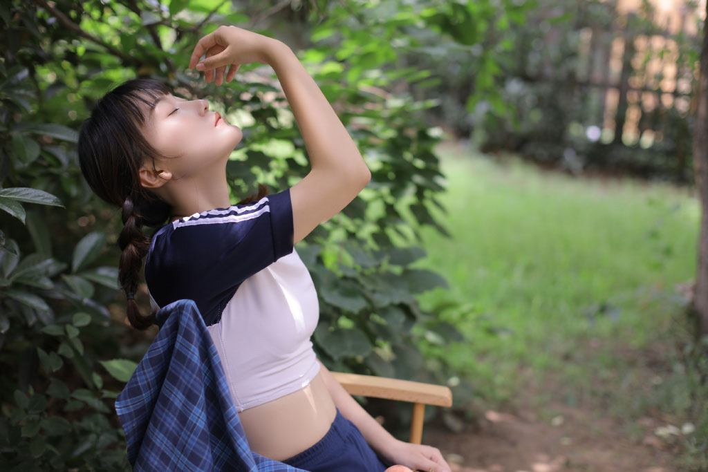 双麻花辫清新元气美女紧身运动制服短裤露脐装青青草院子写真美照图片