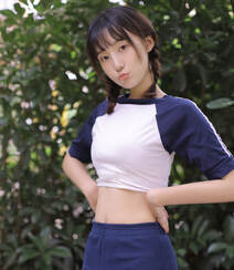 双麻花辫清新元气美女紧身运动制服短裤露脐装青青草院子写真美照组图1