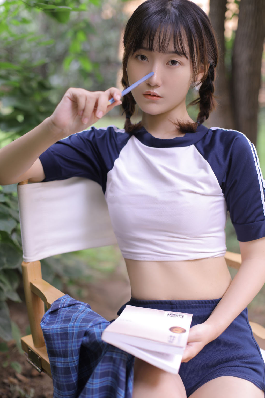 双麻花辫清新元气美女紧身运动制服短裤露脐装青青草院子写真美照图片