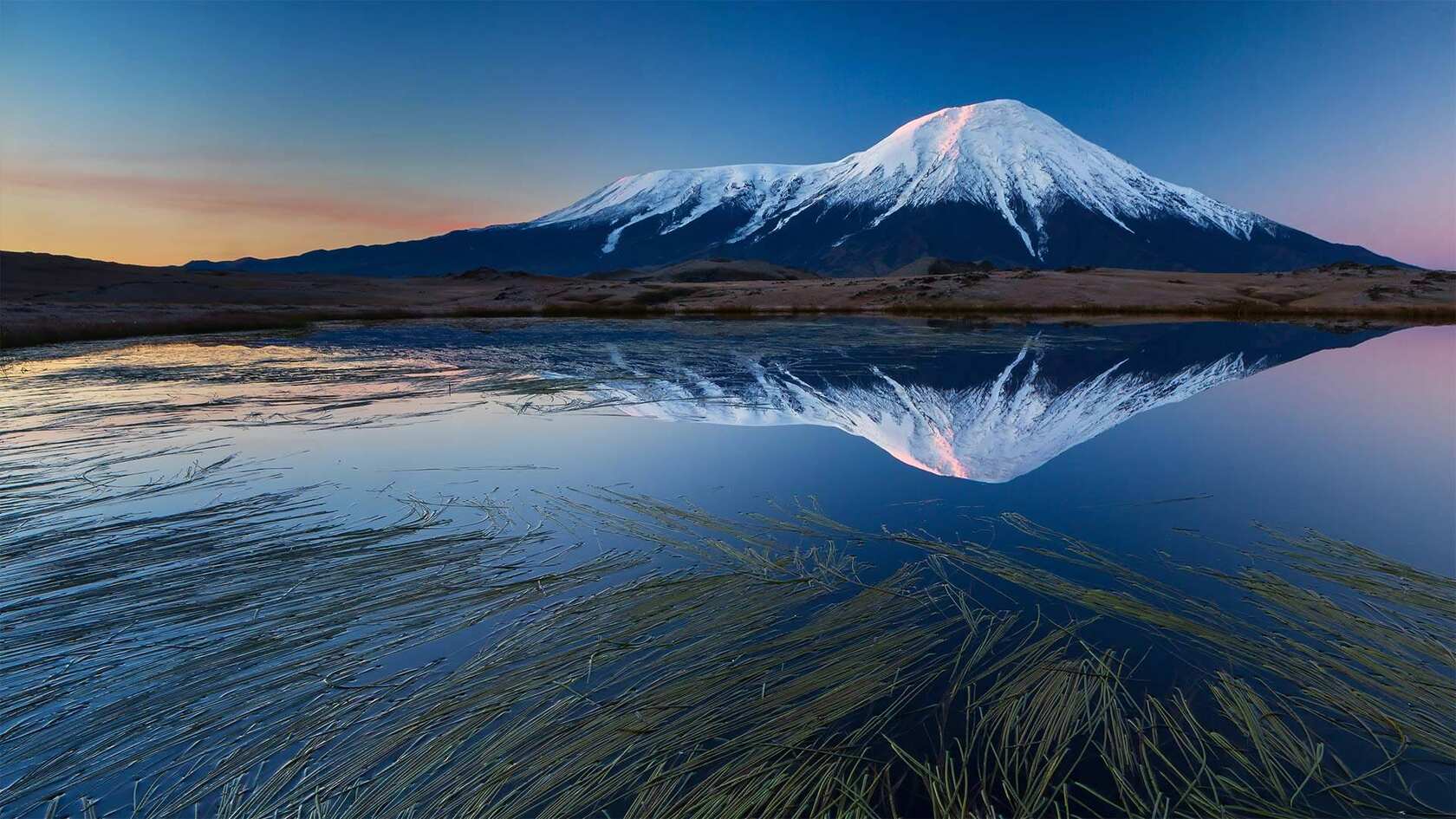 海天一色的火山倒影唯美壁纸，位于俄罗斯的扎尔巴奇克火山壁纸图片第1张图片