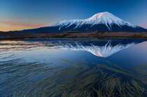 海天一色的火山倒影唯美壁纸，位于俄罗斯的扎尔巴奇克火山壁纸图片