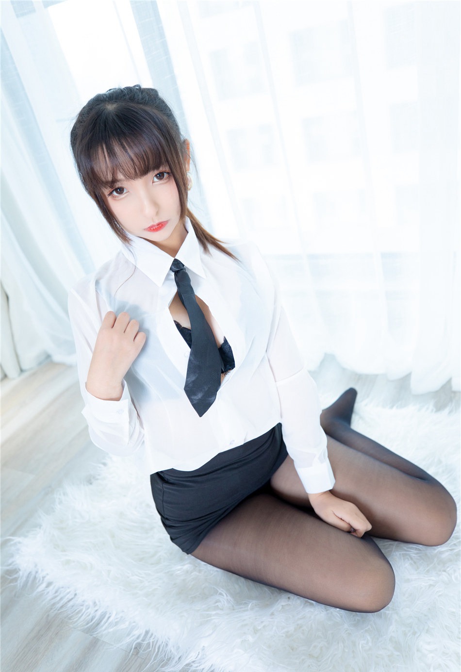 性感90后美女嫩模OL制服白衬衫、超短裙、黑丝袜私房床上写真诱惑图片图片