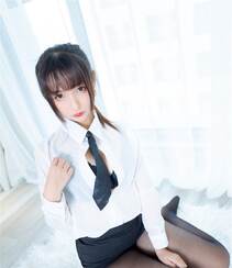 性感90后美女嫩模OL制服白衬衫、超短裙、黑丝袜私房床上写真诱惑图片组图6