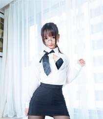 性感90后美女嫩模OL制服白衬衫、超短裙、黑丝袜私房床上写真诱惑图片组图7