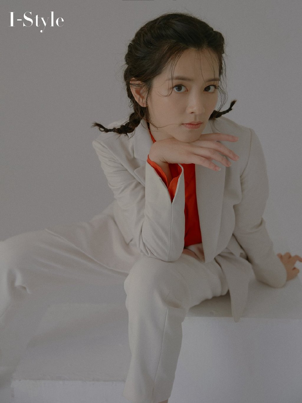 陈昊宇酷美时尚白衣西服套装红衬衫搭配个性杂志写真大片图片