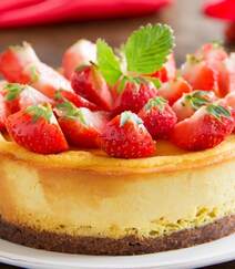 草莓蛋糕图片，满满当当的草莓，摆在蛋糕上面，是不是感觉特别幸福？组图1