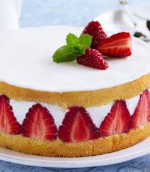 草莓蛋糕图片，满满当当的草莓，摆在蛋糕上面，是不是感觉特别幸福？组图2