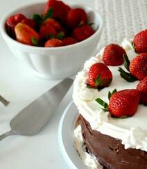 草莓蛋糕图片，满满当当的草莓，摆在蛋糕上面，是不是感觉特别幸福？组图7