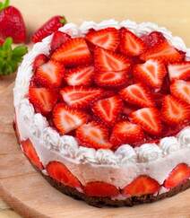 草莓蛋糕图片，满满当当的草莓，摆在蛋糕上面，是不是感觉特别幸福？组图6