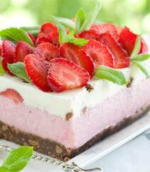 草莓蛋糕图片，满满当当的草莓，摆在蛋糕上面，是不是感觉特别幸福？组图5