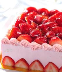 草莓蛋糕图片，满满当当的草莓，摆在蛋糕上面，是不是感觉特别幸福？组图9