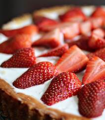 草莓蛋糕图片，满满当当的草莓，摆在蛋糕上面，是不是感觉特别幸福？组图4