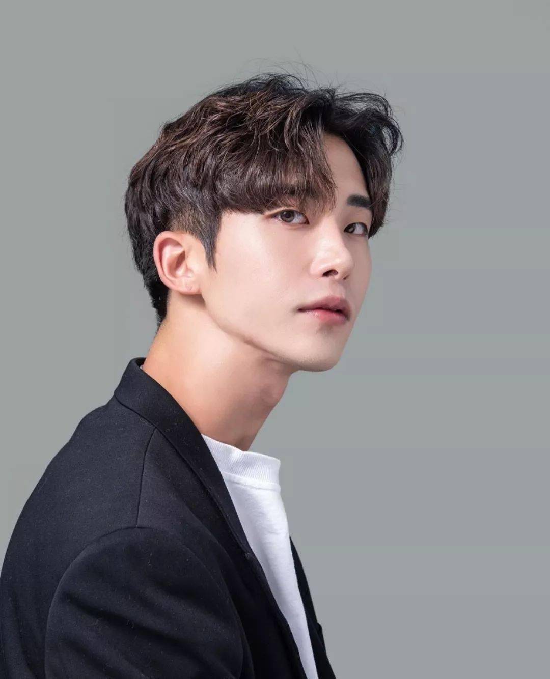 韩式男生短发发型，微卷，边分，露耳朵的帅气有型韩式男生短发图片图片