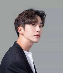 韩式男生短发发型，微卷，边分，露耳朵的帅气有型韩式男生短发图片组图10