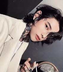韩式男生短发发型，微卷，边分，露耳朵的帅气有型韩式男生短发图片组图15