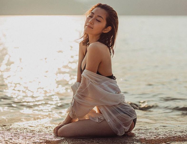 香港女演员陈自瑶晒珍藏的性感比基尼海中游泳写真美照图片